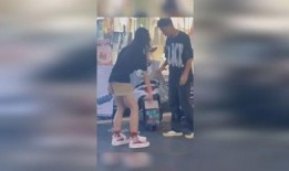 街头吃瓜情侣,吃瓜情侣的浪漫日常