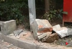 车翻了路边吃瓜,围观群众“吃瓜”现场直击