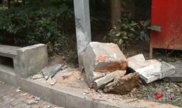 车翻了路边吃瓜,围观群众“吃瓜”现场直击
