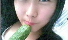 青岛美女吃瓜,青岛美女夏日吃瓜盛宴