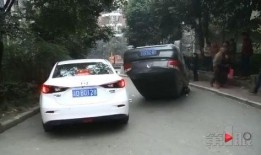 车翻了路边吃瓜,围观群众“吃瓜”现场直击