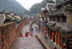 凤凰古城虹桥吃瓜,夏日吃瓜时光，感受古城风情