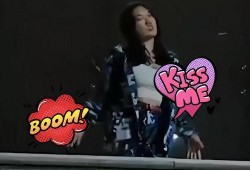 军训女生跳舞吃瓜,甜蜜瞬间捕捉校园风采