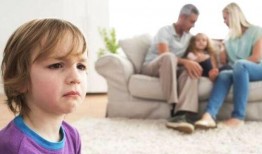 儿子吃瓜和女儿吃瓜,儿子女儿共享甜蜜时光