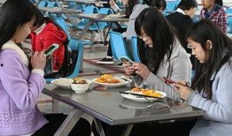 高校食堂情侣吃瓜