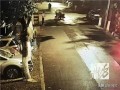 女生打架司机吃瓜,女生互殴，司机成“吃瓜群众”现场见证