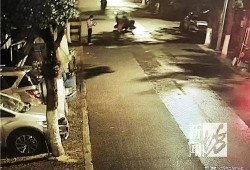 女生打架司机吃瓜,女生互殴，司机成“吃瓜群众”现场见证