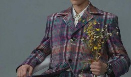 王鹤棣吃瓜图片,瓜王降临！