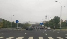 车翻了路边吃瓜,围观群众“吃瓜”现场直击
