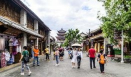 大理古城女子吃瓜,探寻古城生活韵味