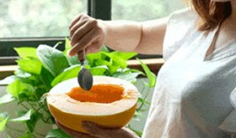 吃蜜瓜的女生