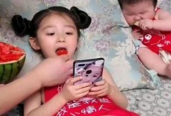 儿子吃瓜和女儿吃瓜,儿子女儿共享甜蜜时光