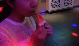 蒙眼吃瓜大赛选手,选手们的视觉挑战与味蕾盛宴