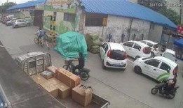 警察吃瓜群众受伤