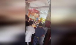 吃瓜群众吃饭拍照,一餐一影，记录生活点滴
